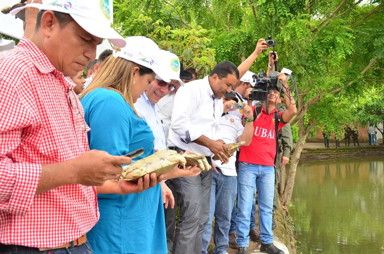 Los asistentes liberaron varias galapas al humedal del La Madre Vieja en Arauca.